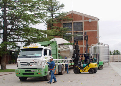 Delivery of a tank at the Terrazas Winery