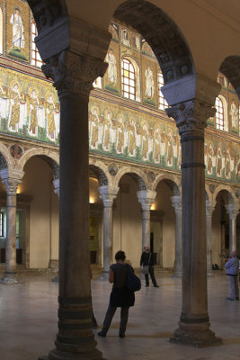 Ravenna - San Apollinaire Nuovo - Procession of the Female Virgin Saints.jpg