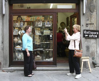 Cortona - Mother and daughter  making memories.jpg