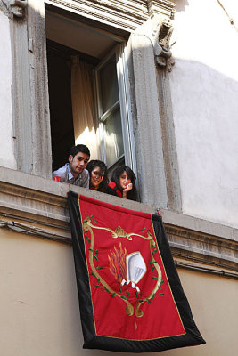 Gubbio - Corso dei Cere flag and window watchers.jpg