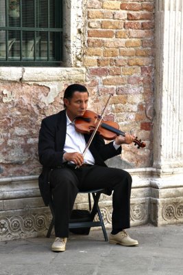 Venice - Higly un-inspiredd street musician.jpg