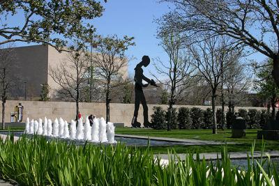 Jonathan Borofsky Hammerinng Man 1984-85 .jpg