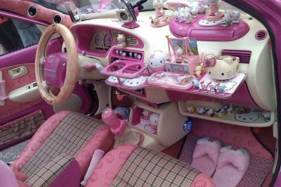 hello-kitty-car-interior_r.jpg