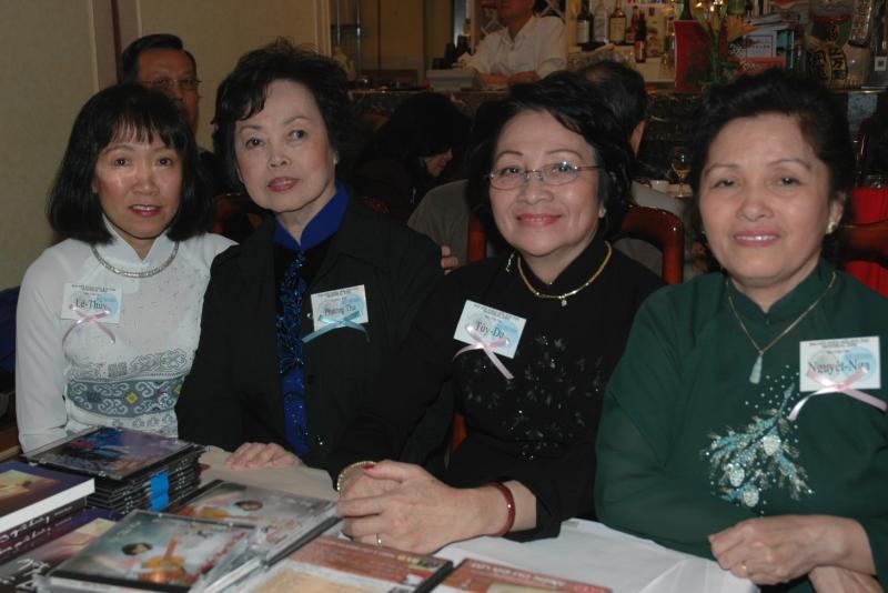 Thuy,co Phuong Thu,chi Tuy Da,chi Nguyet Nga