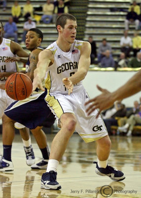 Jackets C Daniel Miller delivers a no-look pass through Mocs defenders