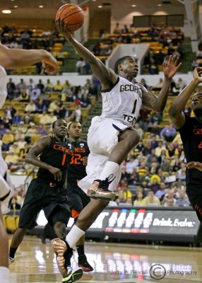 Jackets G Shumpert goes strong to the basket