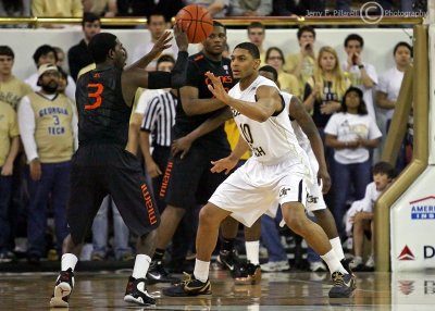 Georgia Tech G Storrs defends Miami G Grant