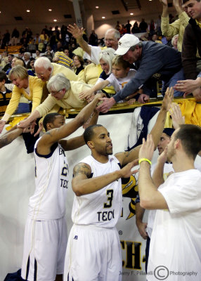 Jackets G Miller and his teammates thank the fans for their support