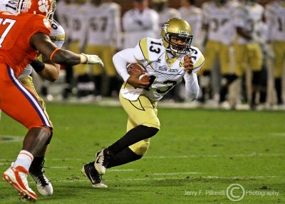 Yellow Jackets QB Tevin Washington breaks through the defense