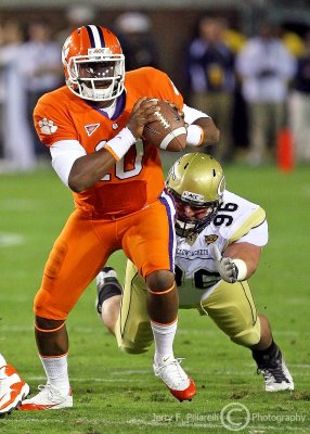 Yellow Jackets DT Logan Walls catches Tigers QB Boyd from behind