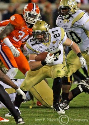 Jackets B-back Preston Lyons finds daylight up the middle…
