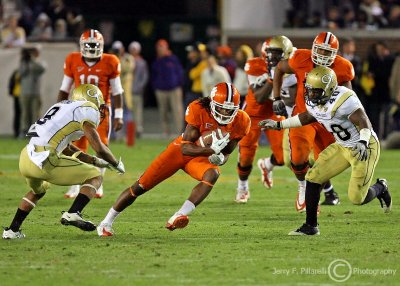 Georgia Tech LB Burnett closes in on Clemson WR DeAndre Hopkins