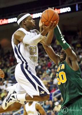 Jackets G Reed glides to the basket avoiding Saints F Anosike