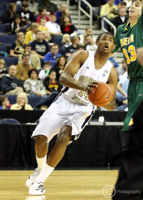 Jackets G Morris slides around Saints G Poole on his way to the basket