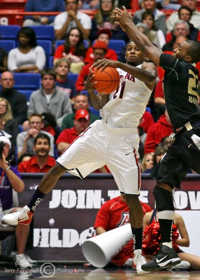 Wildcats G Fogg pulls down a defensive rebound