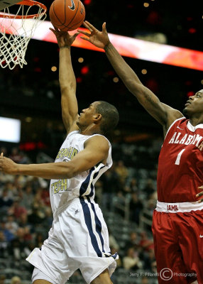Jackets G Morris drives to the basket with Tide F Green in pursuit