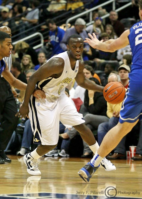 Jackets G Udofia moves the ball in traffic