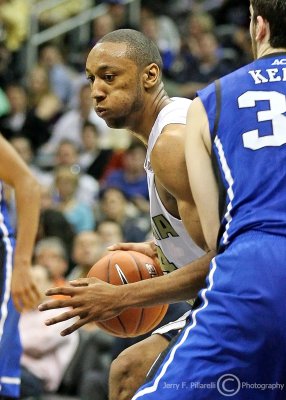 Yellow Jackets F Kammeon Holsey works his way toward the basket