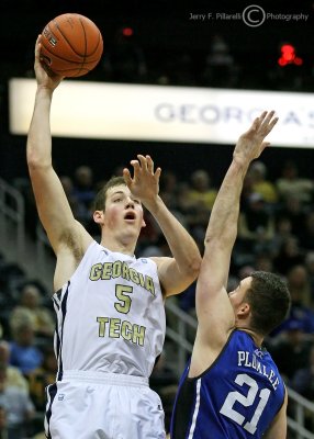 Jackets C Miller shoots over Blue Devils F Miles Plumlee