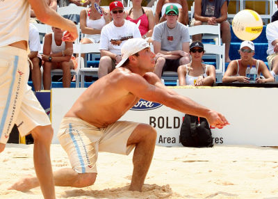Wachtfogel digs a serve