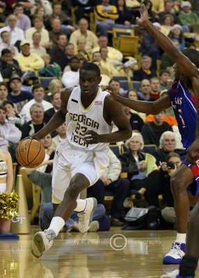Jackets G Anthony Morrow finds room to drive along the baseline
