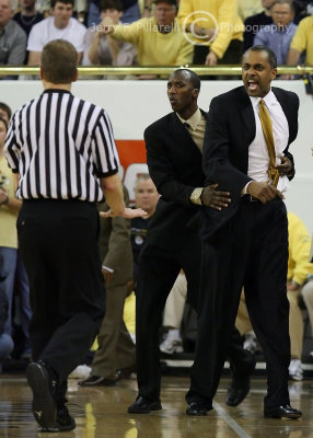 Yellow Jackets Coach Hewitt disagrees with a call late in the game