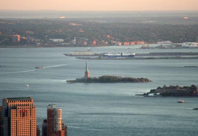 g4/17/628717/3/61015807.nyc_pbase22_statue_sunset.jpg