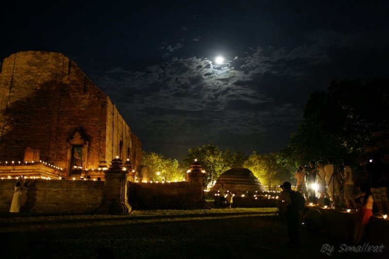 Full moon: Makha bucha 2012