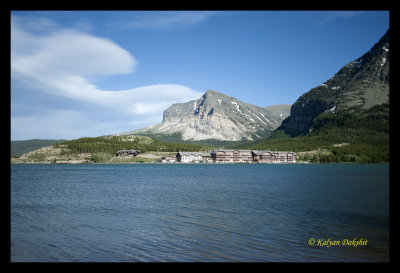Many Glacier Lodge in front of swiftcurrent Lake