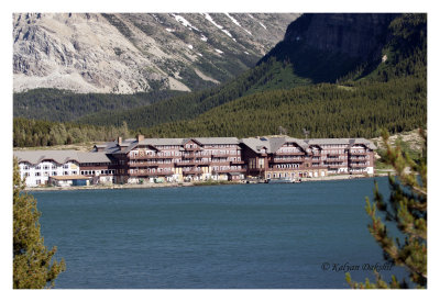 Many Glacier Lodge in front of swiftcurrent Lake