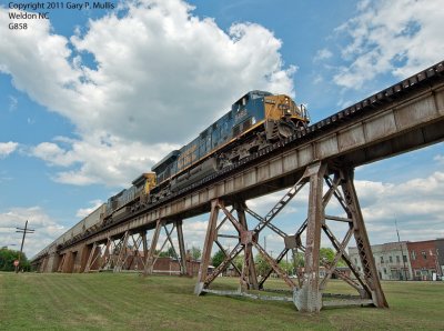 A unit grain train on the trestle at Weldon.tif