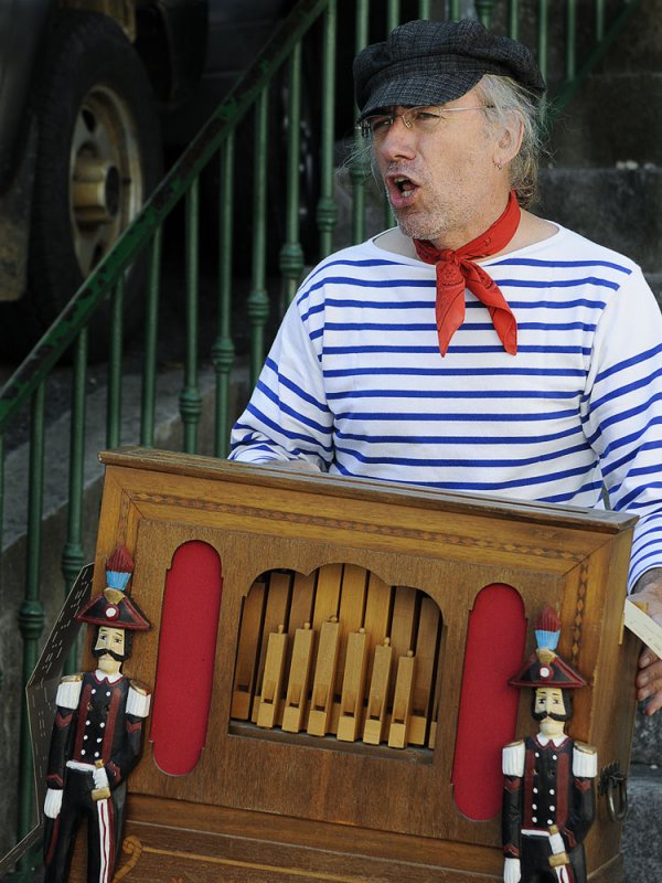 The Organ Grinder Sings