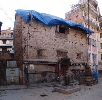005-Kathmandu Cracked Building 3-22-2012 8-50-25 PM.JPG