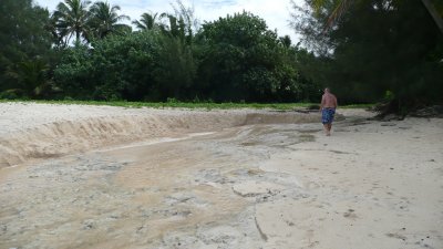 Walking to the right from Maeva's beach, you have to cross several small creeks that flow into the lagoon.