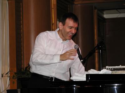 Bert (that's Bert with an E) Stratton performing.