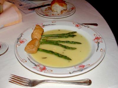 Another delicious appetizer... fresh apparagus.