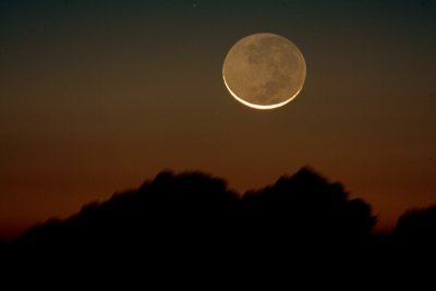 Nouvelle lune de 34hres, couleurs du crépuscule, mer de nuages