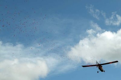 35th Anniversary of Eastern Airlines flight 401 crash memorial service - ultralight aircraft dropping rose petals, photo #2908