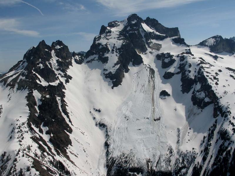 Redoubt, SW Face Avalanche (Redoubt051706-61adj.jpg)