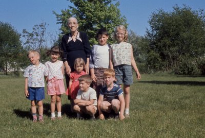 Cousins & Great-Grandmother Thigpen  (DF022012_076-1.jpg)