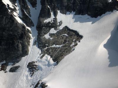 Redoubt SW Face Avalanche, Upper Release Zone (Redoubt051706-02adj.jpg)