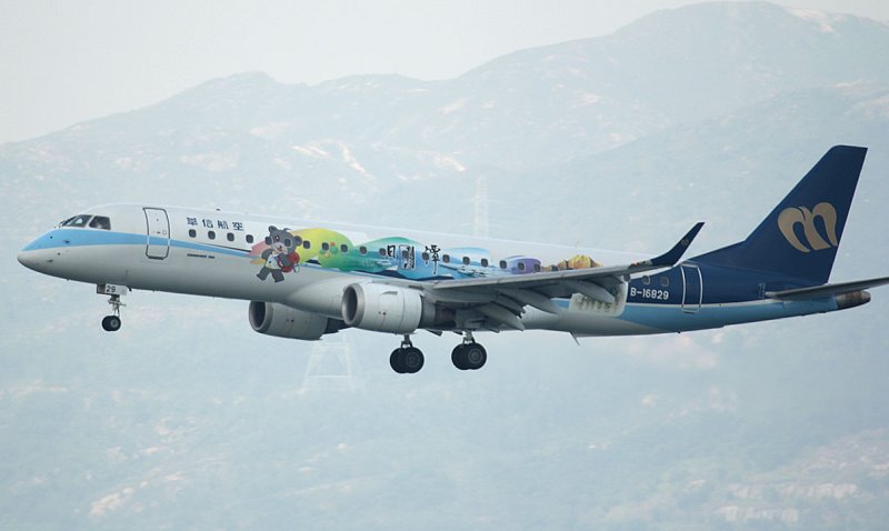 Mandarin Airlines E-190 arriving in HKG