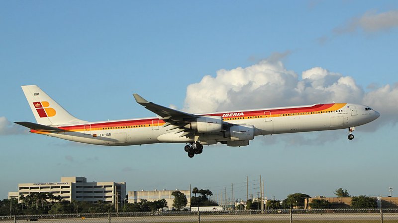 IB 340-600 lands on MIA Runway 9