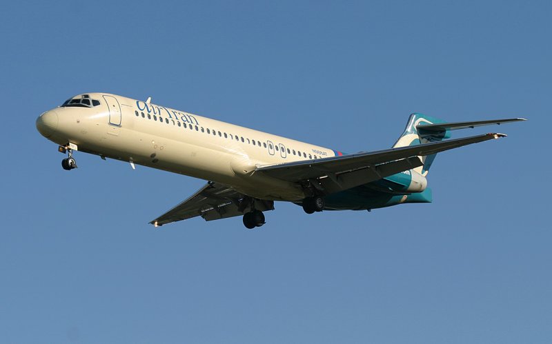 AirTran 717 approaching LGA RWY 4, Aug. 2006