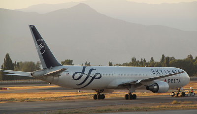 DL 767-400 in Sky Team special livery