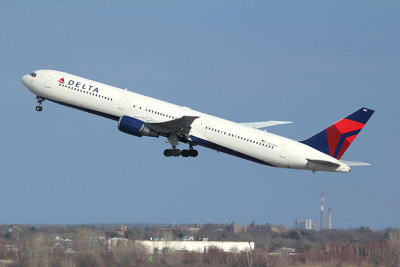 DL's 767-400 taking off from JFK Runway 4L