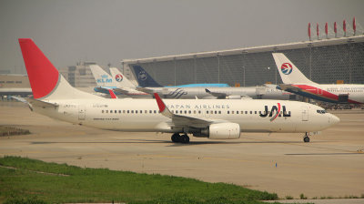 JAL B-737-800 taxi at PVG, with China Eastern fleet in the background