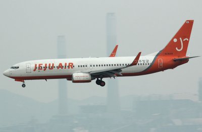 Jeju Air B-737-800 making small adjustment in its approach to HKG RWY 25R