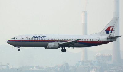 Malaysian B-737-400 landing in HKG