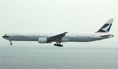 Cathay B-777-300 approaching HKG 25R